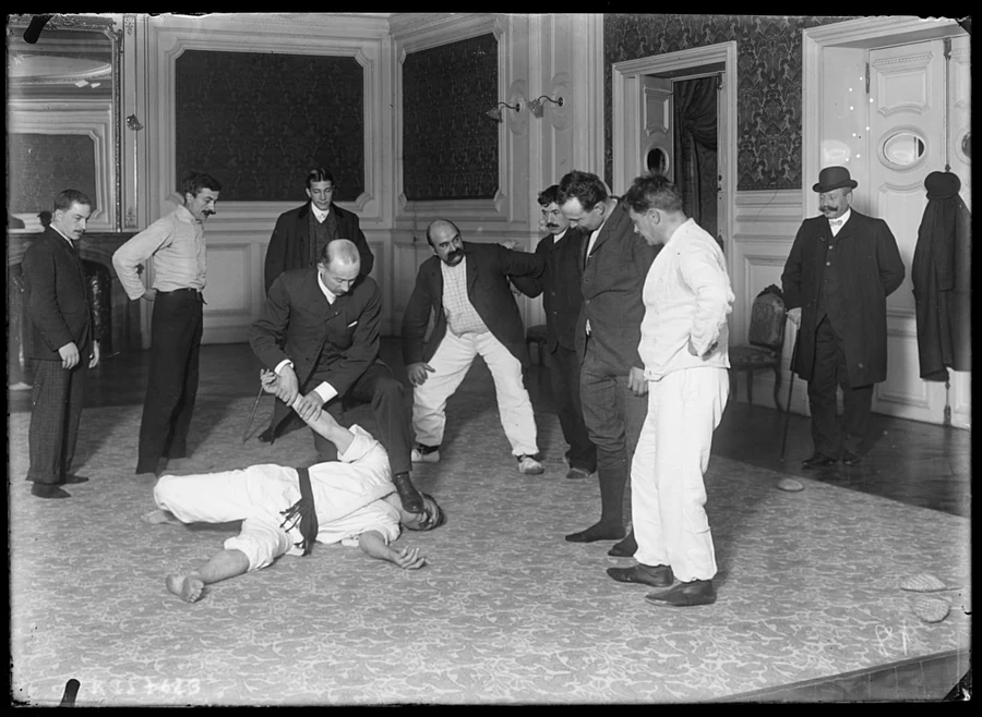 Demonstração de técnicas de jiu-jitsu na prefeitura de polícia de Paris em 1905