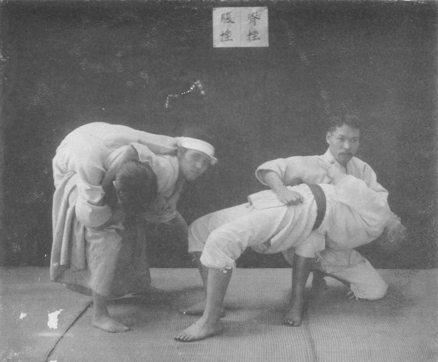 Demonstração de técnicas de jūjutsu da escola Shindō Rikugō-ryū em 1909